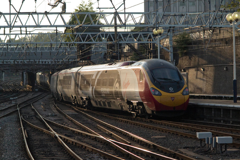 390104, VT 19.23 London Euston-Wolverhampton (9G41, 3L), London Euston station 
 With the evening sun reflecting of its bodyside, 350121 'Alstom Pendolino' leaves London Euston with the 19.23 to Wolverhampton. 
 Keywords: 390104 9G41 London Euston station