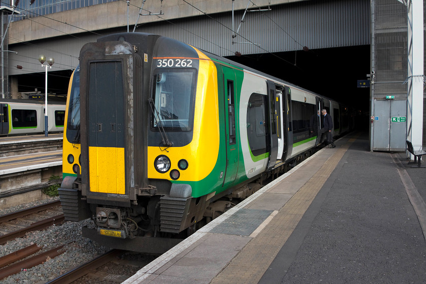 350262, LN 17.52 London Euston-Northampton ( 2N51, 3L), London Euston station 
 As our return train to Northampton was a 12-car commuter service it stands well clear of the gloomy interior of London Euston. 350262 led the three-unit 17.52 to Northampton that was pretty well packed full and standing. 
 Keywords: 350262 2N51 London Euston station