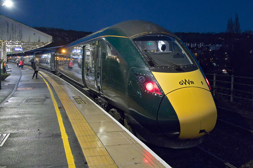 802106, GW 16.30 Bristol Temple Meads-London Paddington (1A28, RT), Bath Spa station 
 IET 802106 pauses at Bath station having just arrived working the 1A28 16.30 Bristol to Paddington service. Handheld at 1/60th second the camera has coped well with the lighting producing a well balanced and sharp image that only needed a little work in Photoshop. 
 Keywords: 802106 16.30 Bristol Temple Meads-London Paddington 1A28 Bath Spa station GWR Great Western Railway IET