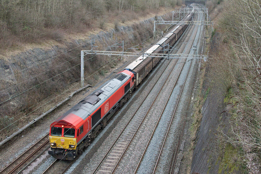 66130, 06.53 Dollands Moor-DIRFT (6M45, RT), Roade cutting 
 With the daily 6M45 back to its normal length, the status quo appears to have been restored after several weeks of it being very short and even with a couple of boxes attached to the rear of the train. Regular DB performer 66130 leads the 06.53 Dollands Moor to Daventry (DIRFT) through Roade cutting bang on its booked time. 
 Keywords: 66130 06.53 Dollands Moor-DIRFT 6M45 Roade cutting DB Water train