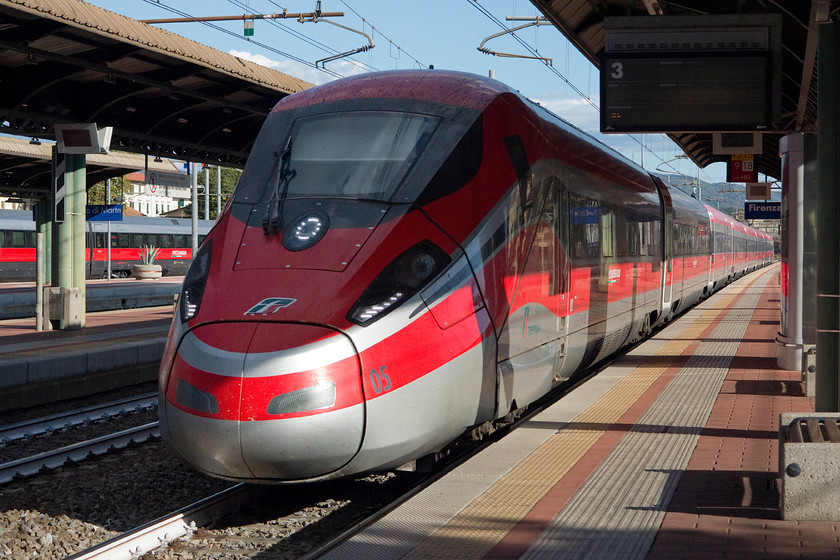 500.005, unidentified working, Florence CM station 
 500.005 passes through Florence CM station. As it did not stop I struggled to identify what working this was but it was heading north! 
 Keywords: 500.005 unidentified working Florence CM station