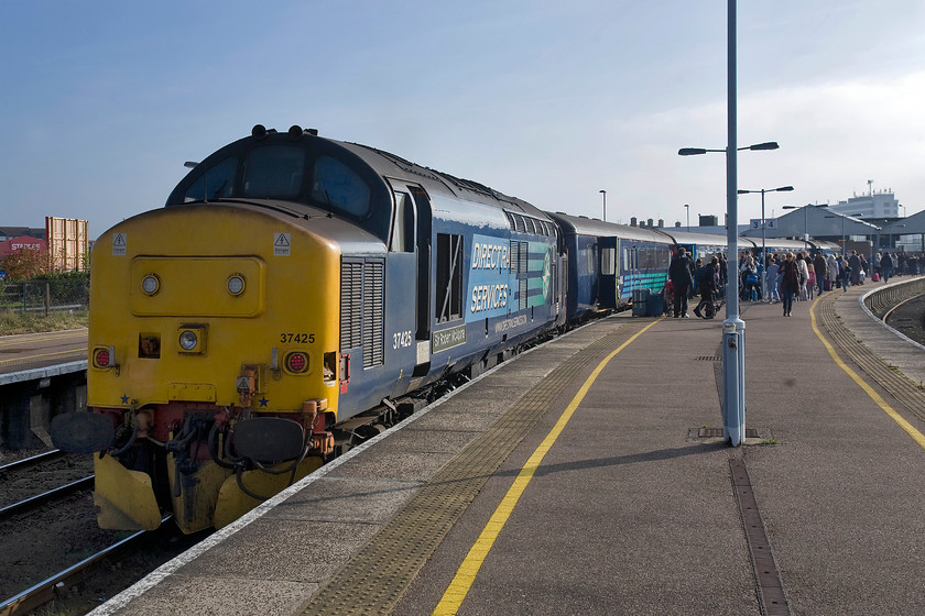 37425, LE 13.17 Great Yarmouth-Norwich (2P21), Great Yarmouth station 
 This is exactly why Greater Anglia have had to continue to hire in rakes of locomotive hauled stock, even during the autumn. A lot of passengers alight from the Mk. II stock with their bags many looking forward to a break in a guest house at Great Yarmouth. This is the rear of the terminated train with 37425 'Sir Robert McAlpine' that will soon work the 13.17 return working to Norwich. 
 Keywords: 37425 13.17 Great Yarmouth-Norwich 2P21 Great Yarmouth station DRS Direct Rail Services Sir Robert McAlpine