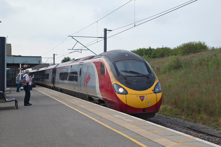 390135, VT 07.43 London Euston-Carlisle (9S47) Milton Keynes Central station 
 This was our train north to Crewe. 390135 'City of Lancaster' draws into Milton Keynes station forming the 07.43 London Euston to Carlisle. This working took the 'slow' route via Birmingham New Street so we did not arrive into Crewe until 10.15. 
 Keywords: 390135 9S47 Milton Keynes Central station