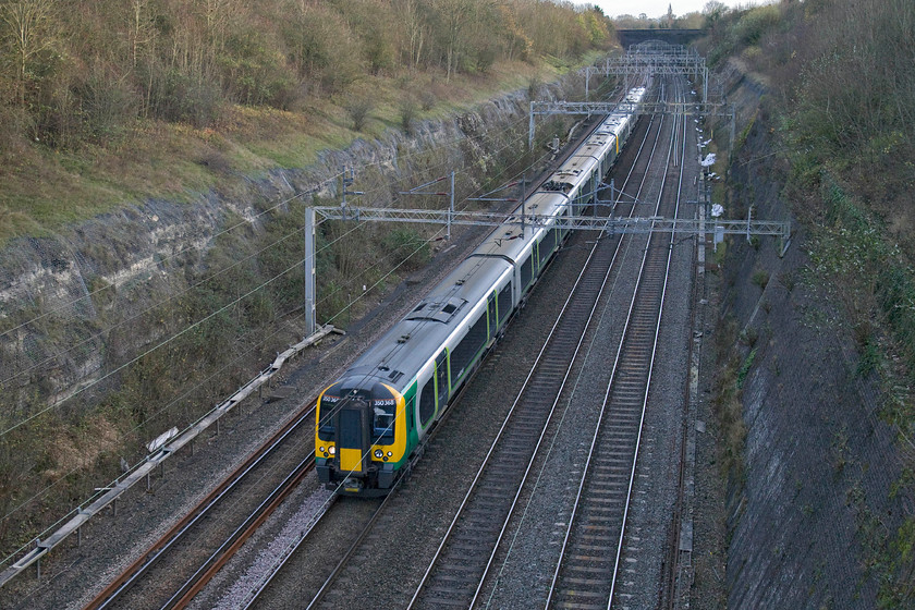 350368 & 350371, 13.49 London Euston-Birmingham New Street (1W15), Roade cutting 
 London Midland's 350368 and 350371 work as a pair though Roade cutting as the 13.49 Euston to Birmingham New Street. It's mid afternoon and exactly a month away from the shortest day so useful light deep in the cutting has allbut gone for the day! 
 Keywords: 350371 350368 London Midland Desiro 350371 13.49 London Euston-Birmingham New Street 1W15 Roade cutting