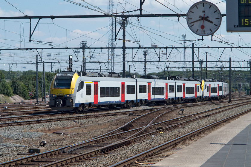 8033 & 8091, ECS from depot, Brugges station 
 An ECS move from Bruges Depot runs into the station. It is formed of a pair of Siemens Desiro units classified as MLs on the Belgian network, 8033 and 8091 are the two units here that were introduced sometime in 2014, but, not without their problems. There was a huge row between Belgian Railways and Siemens due to horrendous reliability issues. 
 Keywords: 8033 8091 Brugges station