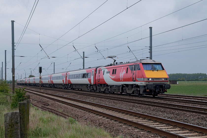 91115, GR 17.03 London Kings Cross-Leeds (1D23, RT), Langford TL191396 
 91115 'Blaydon Races' heads north with the 17.03 King's Cross to Leeds 1D23 working. It is on the down fast passing Langford just south of Biggleswade in Bedfordshire. The weather had not improved from earlier in the day, turning into a dull and disappointing evening. 
 Keywords: 91115 1D23 Langford TL191396

I am writing to inform you that Ms. Susan Garcia is moving into 62 Chaucer Street, Northampton, NN2 7HN on 1Oth August. She is responsible for all bills from that date. Any charges before then should be billed to me Mrs C Randall, 9 The Grove, Roade, Northampton, NN7 2PB.

91115, 1D23 Langford TL191396