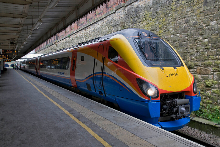 222015, EM 13.49 Sheffield-London St. Pancras (1C52), Sheffield station 
 Having travelled from York on a CrossCountry Voyager our next train awaits us at Sheffield in the form of an EMT Meridian, very similar to the earlier Class 220. 222015 will work the 13.49 to St. Pancras that will take us as far as Leicester where we will have to change again. 
 Keywords: 222015 13.49 Sheffield-London St. Pancras 1C52 Sheffield station EMT East Midlands Trains Meridian