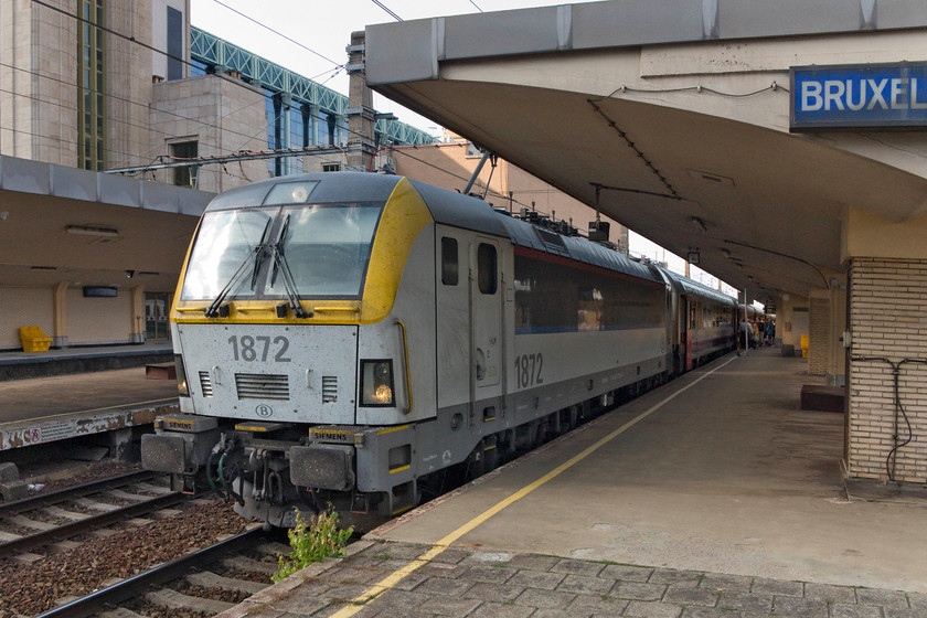 1872, 16.17 Eupen-Oostende (IC 539), Brussels Nord station 
 Built by Siemens and referred to as EuroSprinters, these Bo-Bo electrics were delivered at the start of 2009 but due to problems they did not enter squadron service until 2011. Here, 1872 pauses at Brussels Midi station with the IC 539 16.17 Eupen to Oostende working. 
 Keywords: 1872 16.17 Eupen-Oostende IC 539 Brussels Nord station