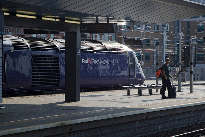 43122, GW 17.18 London Paddington-Oxford (1D35, 7L), Reading station 
 43122 waits to leave the nice and shiny new Reading station as the lead power car of the 17.18 Paddington to Oxford 1D35 service. 43122 was delivered as an Eastern Region power car in 1979 but was not, along with 43123 ever assigned to a 254 set both designated as 'spare' power cars. 
 Keywords: 43122 1D35 Reading station