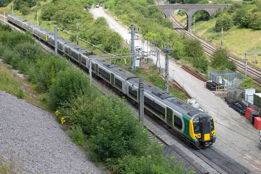 350264 & 350256, LM 10.14 Birmingham New Street-London Euston (2Y10), Blisworth Road bridge 
 A diverted London Midland working approaches Roade Cutting from the north taken from the heights of Blisworth Road bridge. 350264 and 350256 from the 10.14 Birmingham New Street to London Euston. Notice how the sun has just caught the rear set of the train subtly avoiding illuminating the front set....c'est la vie! 
 Keywords: 350264 350256 10.14 Birmingham New Street-London Euston 2Y10 Blisworth Road bridge