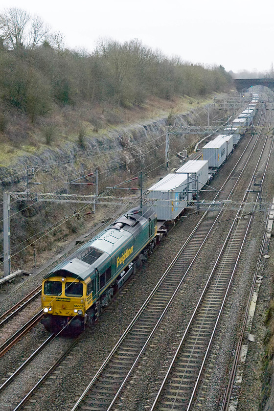 66567, 10.14 Felixstowe North-Lawley Street (4M20), Roade cutting 
 FREIGHT NUMBER SIX - the final of six freights in just over an hour at Roade cutting sees 66567 lead the 4M20 10.14 Felixstowe to Lawley Street. Out of the six seen this is the only the second to be diesel hauled with the others being headed by Class 90s and a 92. Time to ride home on my bike for a cup of tea and a crumpet! 
 Keywords: 66567 10.14 Felixstowe North-Lawley Street 4M20 Roade cutting Freightliner