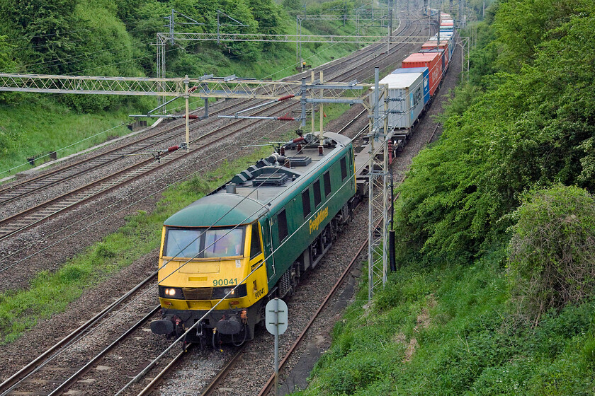 90041, 22.00 Coatbridge-Felixstowe North (4L89), Victoria Bridge 
 Just before heading off for work 90041 appeared around the curve in the distance leading the 4L89 22.00 Coatbridge to Felixstowe North Freightliner. This service is always electric hauled and can often produce a pair of veteran Class 86s. 
 Keywords: 90041 22.00 Coatbridge-Felixstowe North 4L89 Victoria Bridge Freightliner