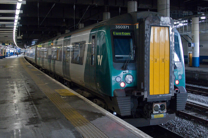 350371 & 350241, LN 13.23 London Euston-Birmingham New Street (1Y39, 3E), London Euston station 
 Desiros 350371 and 350241 stand in the gloom of Euston station. They will soon work the 1Y39 13.23 service to Birmingham New Street that my wife and I would travel on as far as Northampton. 
 Keywords: 350371 350241 13.23 London Euston-Birmingham New Street 1Y39 London Euston station London North Western Desiro