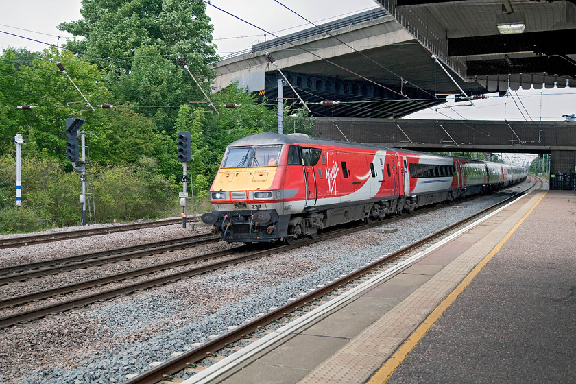 82227 & 91127, GR 06.55 Edinburgh Waverley-London Kings Cross (1E04, 1L), Huntingdon station 
 Dwarfed by the A14 over-bridge, 82227 leads with 91127 bringing up the rear of the 06.55 Edinburgh to King's Cross through Huntingdon station. 
 Keywords: 82227 91127 1E04 Huntingdon station