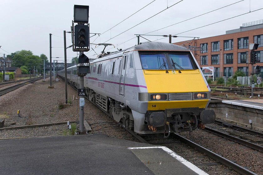 91114, GR 07.08 London King's Cross-York (1N80), York station 
 Completing its journey from King's Cross 91114 'Durham Cathedral' arrives at York two and a quarter hours after it departed. These services were dubbed the 'York Fasts' back in the late 1980s and became synonymous with the final years of Deltic operations. 
 Keywords: 91114 07.08 London King's Cross-York 1N80 York station East Coast Class 225 Durham Cathedral