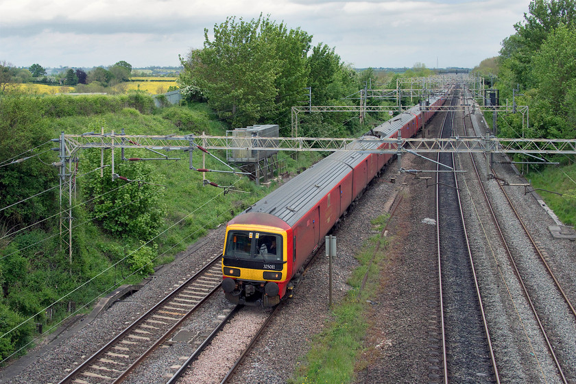 325011 (leading), 16.22 Willesden-Shieldmuir (1S96), Victoria bridge 
 The evening 'mail' as it is known passes Victoria bridge just south of Roade with 323011 leading another two sets. This down mail is the 1S96 16.22 Willesden to Sheildmuir just south of Glasgow. Notice in the cab window of the 325 the reflection of the arch of the bridge on which I am standing. 
 Keywords: 325011 16.22 Willesden-Shieldmuir 1S96 Victoria bridge