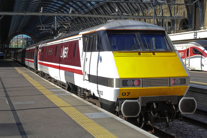 91107, GR 08.33 London King's Cross-Leeds (1D06, 1L), London King's Cross station 
 Looking absolutely superb in the morning summer sunshine 91107 'Skyfall'. stands just outside of King's Cross' train shed at the head of the 1D06 08.33 service to Leeds. These trains really are absolutely superb and represent what I consider to be the best that BREL produced in their twilight. years. I photographed this celebrity Class 91 at Edinburgh Waverley just after it had been named back in 2013, see..... https://www.ontheupfast.com/p/21936chg/30051098278/x170458-16-17-newcraighall-glenrothes 
 Keywords: 91107 08.33 London King's Cross-Leeds 1D06 London King's Cross station Skyfall