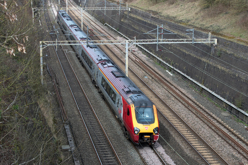 Class 221, VT 11.50 Birmingham New Street-London Euston (1B40, 1E), Roade Cutting 
 The 11.50 Birmingham New Street to Euston passes through Roade cutting formed by an unidentified class 221 Voyager. I nearly got the number of this unit by spotting and reading the nameplate, unfortunately, it was moving just to quickly for me! 
 Keywords: Class 221 11.50 Birmingham New Street-London Euston 1B40 Roade Cutting