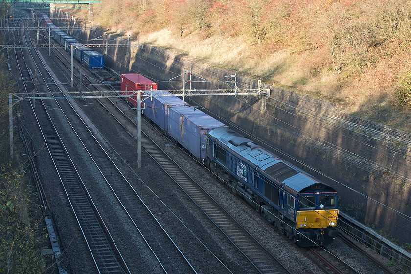 66425, 13.09 DIRFT-Purfleet (4L48), Roade Cutting 
 As dependable as ever, the 4L48 Sundays only 13.09 Daventry to Purfleet Freightliner crawls through Roade Cutting. This was a particularly long and well loaded train on this occasion and headed by a regular performer, DRS's 66425. 
 Keywords: 66425 13.09 DIRFT-Purfleet 4L48 Roade Cutting