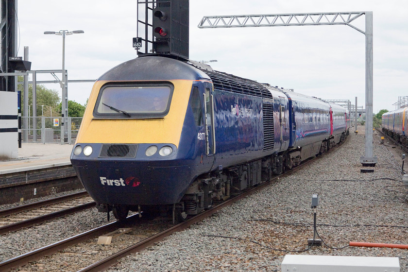 43177, GW 14.07 London Paddington-Penzance (1C64), Reading station 
 43177 arrives at Reading station under a new and shiny electrification mast leading the 14.07 Paddington to Penzance. 43177 was a late delivery being introduced to the north east/south west route during the summer of 1982. For some time, this power car carried the name 'University of Exeter'. 
 Keywords: 43177 14.07 London Paddington-Penzance 1C64 Reading station