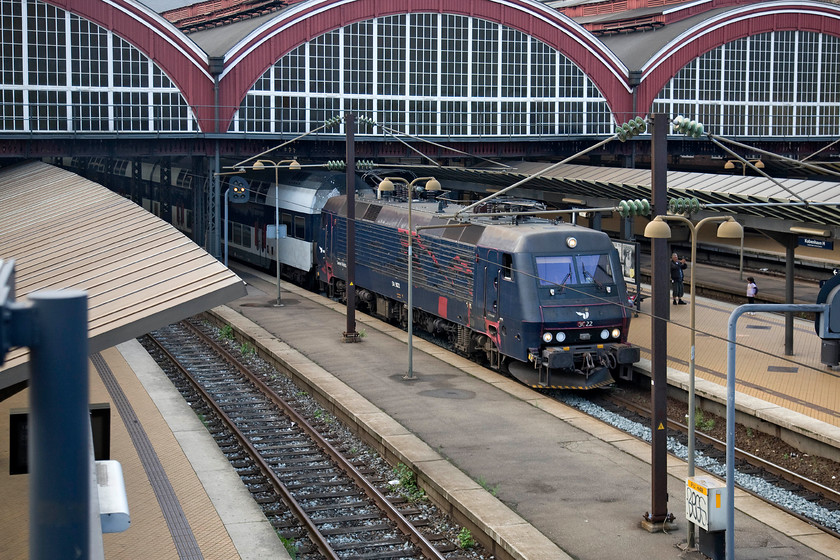 3022, 18.37 sterport-Ringsted, Copenhagen Central station 
 A rather tatty Class EA number 3022 'Sren Frich' leaves Copenhagen Central with the 18.37 sterport to Ringsted a journey of just under forty miles. 3022 is the final member of the EA class of electric locomotives built in 1992 by Scandia. 
 Keywords: 3022 18.37 sterport-Ringsted Copenhagen Central station DB Class EA