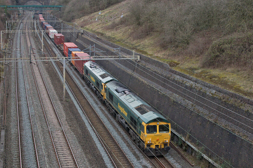 66533 & 66534, 09.31 Crewe BH-Southampton MCT (4O35, 8E), Roade cutting 
 Both named and consecutively numbered 66533 'OOC Express' and 66534 'Hanjin Express/Senator Express' lead the 09.31 Crewe Basford Hall to Southampton Freightliner through Roade cutting at a pretty pedestrian pace. One reason for its slow progress on the long drag south away from Northampton is that the train was very long and well loaded and that only 66533 was under power with 66534 switched off and seemingly just going along for the ride! 
 Keywords: 66533 Hanjin Express/Senator Express 66534 OOC Express 09.31 Crewe BH-Southampton MCT 4O35 Roade cutting