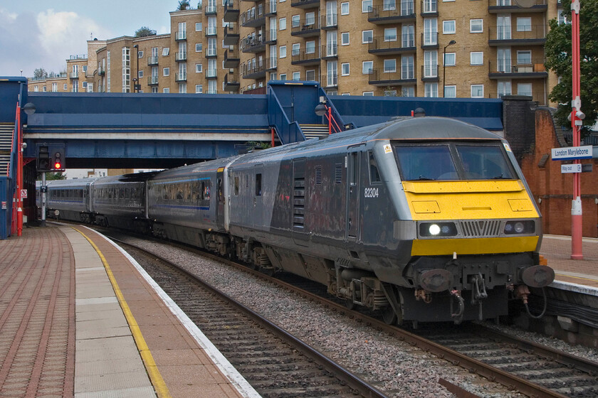 82304, CH 10.13 Birmingham Moor Street-London Marylebone, London Marylebone station 
 DVT 82304 leads the 10.13 Birmingham Moor Street to Marylebone into its London destination. As can be seen, the dull and overcast weather earlier in the day has given way to clearer skies and some warmer sunshine. 
 Keywords: 82304 10.13 Birmingham Moor Street-London Marylebone London Marylebone station Chiltern DVT