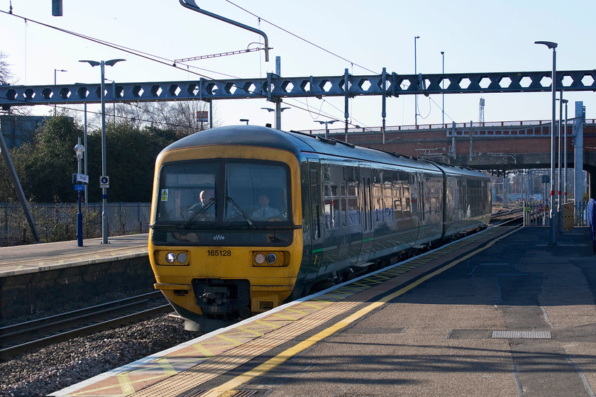 165128, GW 14.01 Oxford-London Paddington (1P30, RT), Slough station 
 My train back from Slough to Paddington arrives at Slough station. 165128 is working the 14.01 Oxford to Paddington 1P30 that ran non-stop from here to its destination. These Turbos are now coming up for thirty year's old and they still run well. The trip to Paddington was fast, smooth and quiet even though I was forced to stand in the vestibule. 
 Keywords: 165128 14.01 Oxford-London Paddington 1P30 Slough station