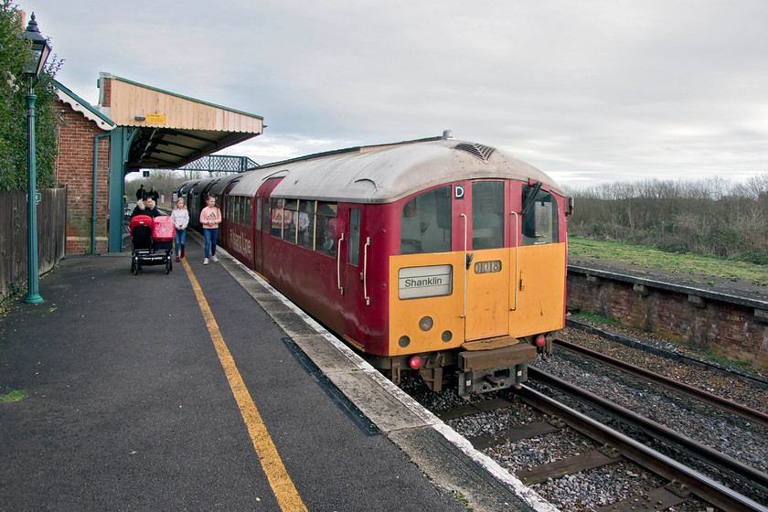 483008, SW 11.38 Shanklin-Ryde Pier Head (2U28), Brading station 
 Having spent half an hour or so on the lovely station at Brading, 483008 returns with the 11.38 Shanklin to Ryde Pier Head. We took this train north to Ryde St. John's Road station. The disused platform and trackbed to the right of the train will soon be brought back into use providing The Island Line with another very useful crossing point. 
 Keywords: 483008 11.38 Shanklin-Ryde Pier Head 2U28 Brading station Island Line SWT 1938 London Underground stock