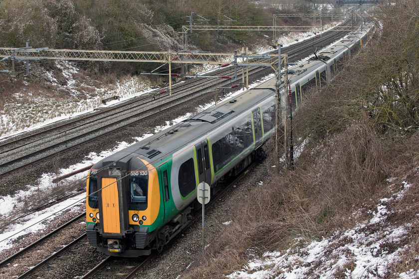 350130 & 350250, LN 12.54 Birmingham New Street-London Euston ( 2Y10, 1E), Victoria bridge 
 The 12.54 Birmingham New Street to Euston London Northwestern service is passing Victoria bridge formed by 350130 and 350250. 
 Keywords: 350130 350250 12.54 Birmingham New Street-London Euston 2Y10 Victoria bridge