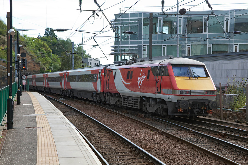 91122, GR 10.00 Edinburgh Waverley-London King`s Cross (1E10), Edinburgh Waverley station 
 91112 powers the rear of the 1E10 10.00 to London King's Cross away from Edinburgh Waverley. The front of the train has already entered the 18 chain (362 m) Carlton South Tunnel. 
 Keywords: 91122 10.00 Edinburgh Waverley-London King`s Cross 1E10 Edinburgh Waverley station