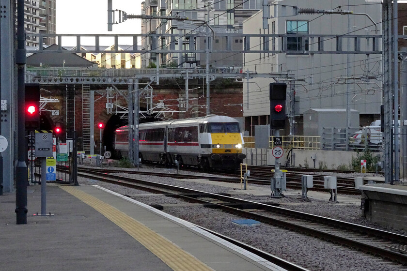 82214, GR 18.45 Leeds-London King's Cross (1A48, RT), London King's Cross station 
 DVT 82214 leads the 18.45 Leeds to King's Cross train out of the eastern bore of Gasworks tunnel into the light at King's Cross. Providing the power at the rear of the train was 91114 'Durham Cathedral' 
 Keywords: 82214 18.45 Leeds-London King's Cross 1A48 London King's Cross station LNER IC225 DVT