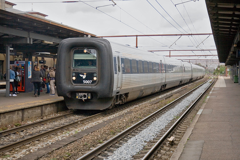 5007, 15.24 sterport-Nykbing Falster-Hamburg, Roskilde station 
 IC3 number 5207 'Virgo Ane' arrives at Roskilde working the 15.24 sterport to Hamburg via Nykbing Falster international working. This two-set working will split later in its journey with the leading five-car set travelling to Germany via the Fugleflugtslinjen ferry (En. the bird flight line or as we would say as the crow flies) 
 Keywords: 5007 15.24 sterport-Nykbing Falster-Hamburg Roskilde station 'Virgo Ane'