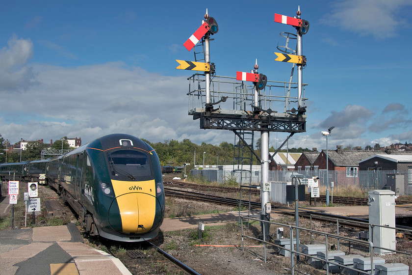 800306, GW 10.22 London Paddington-Hereford (1W02, RT), Worcester Shrub Hill station 
 Against a glorious autumn sky, the up starter bracket (SH78) looks as impressive as ever to the northern end of Worcester Shrub Hill station. The arm is pulled off for the Hereford line as the rear end of 800306 leaves with the 1W02 10.22 Paddington to Hereford. 
 Keywords: 800306 10.22 London Paddington-Hereford 1W02 Worcester Shrub Hill station