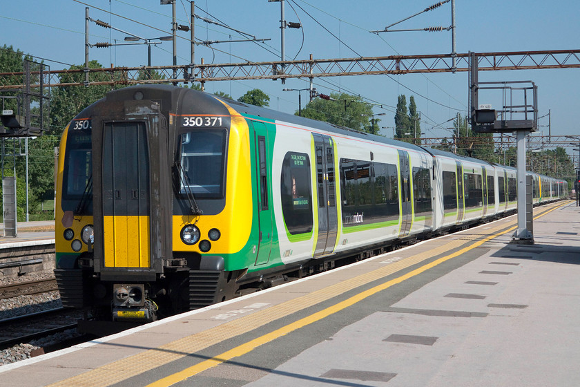 350371 & 350126 LM 08.33 Birmingham New Street-London Euston (1W06, RT), Northampton station 
 Our train south to London on this beautiful late spring morning at Northampton station. The 08.33 from Birmingham New Street is formed of the London Midland duo of 350371 and 350126. 
 Keywords: 35037 350126 1W06 Northampton station