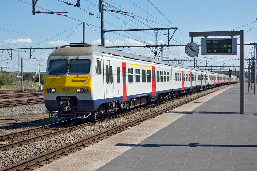 83423, 13.13 Brussesl Airport-Ootsende (IC 2336), Brugges station 
 Two AM83s come into Brugges station working the 13.13 Brussels Airport to Oostende.This service is linking these two major transport hubs and despite being an EMU this AM83 is more than up to to the job. Plenty of capacity, air conditioned and comfortable. Not at all bad for a train built in the early 1980s! 
 Keywords: 83423 13.13 Brussesl Airport-Oosende IC 2336 Brugges station