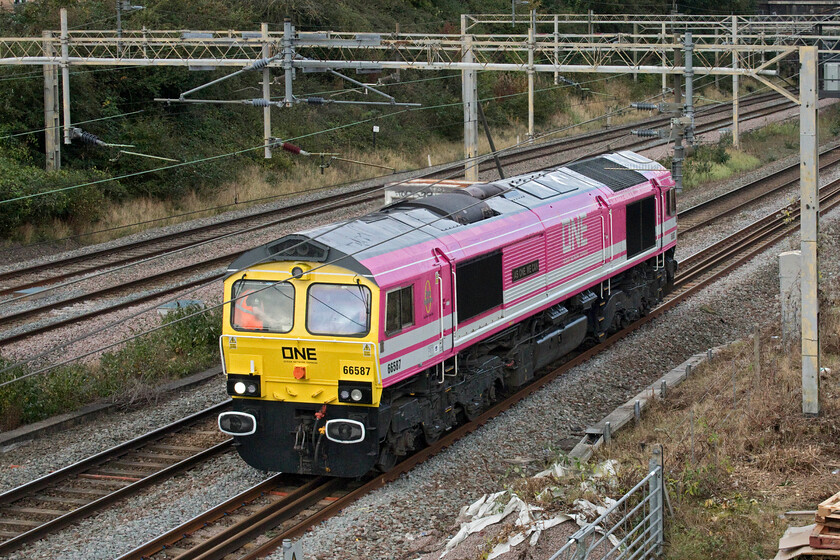 66587, 11.43 DIRFT-Wembley Yard LE (0Z32, 3E), site of Roade station 
 The 'pink one' 66587 'As One We Can' runs light engine through Roade past the site of the former station. It was running as the 0Z32 11.43 Daventry (DIRFT) to Wembley light engine move. This is part of Freightliner's plans to work out of Daventry once again and are therefore running from Daventry to Wembley and return a couple of times each day for driver training. 
 Keywords: 66587 11.43 DIRFT-Wembley Yard Light engine 0Z32 site of Roade station As One We Can