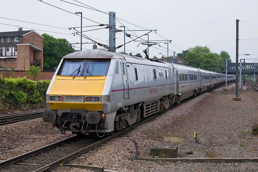 91109, GR 06.55 Edinburgh Waverley-London King's Cross (1E04), York station 
 91109 'Sir Bobby Robson' propels the 06.55 Edinburgh Waverley to King's Cross away from York. 
 Keywords: 91109 06.55 Edinburgh Waverley-London King's Cross 1E04 York station East Coast InterCity Class 225 Sir Bobby Robson