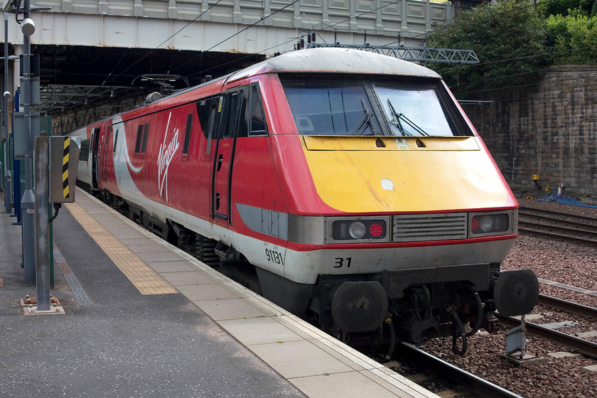 91131, GR 12.00 Edinburgh Waverley-London King`s Cross (1E14), Edinburgh Waverley station 
 91131 prepares to propel the 12.00 to King's Cross with about a minute to go before its departure from Edinburgh Waverley station. 
 Keywords: 91131 12.00 Edinburgh Waverley-London King`s Cross 1E14 Edinburgh Waverley station