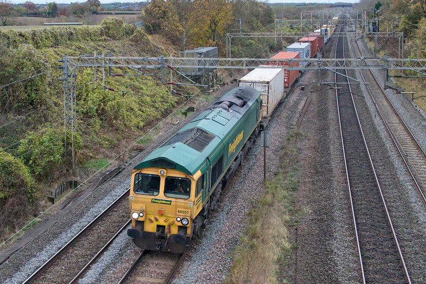 66557, 09.12 Felixstowe North-Trafford Park (4M63, 1L), Victoria bridge 
 Freight one - 14.45 - 66557 leads the 4M63 09.12 Felixstowe to Trafford Park past Victoria bridge. 
 Keywords: 66557 09.12 Felixstowe North-Trafford Park 4M63 Victoria bridge Freightliner