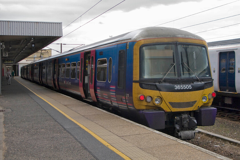 365505, FC 16.15 Cambridge-London King's Cross (1C05), Cambridge station 
 FCC's 365505 prepares for departure from Cambridge's platform three with the 16.15 service to King's Cross. When air conditioning was added to the units the extra vent was combined into the front ends and they took on this rather comical look that led them to be nicknamed 'Smilers' or 'Happy Trains'! Notice the clouds gathering above the station that was to lead to a torrential rainstorm in the coming few minutes or so. 
 Keywords: 365505 16.15 Cambridge-London King's Cross 1C05 Cambridge station First Capital Connect FCC Networker Express