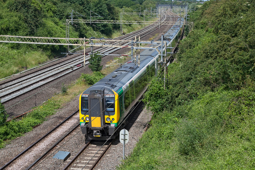 350244 & 350129, LN 09.32 Crewe-London Euston (1U26, RT), Victoria Bridge 
 350244 and 350129 form the 09.32 Crewe to London Euston. Only on Sundays do some of these Crewe trains take the slow line and make a Northampton stop. They are usually pathed on the fast lines and slotted in between Pendolinos. 
 Keywords: 350244 350129 1U26 Victoria Bridge