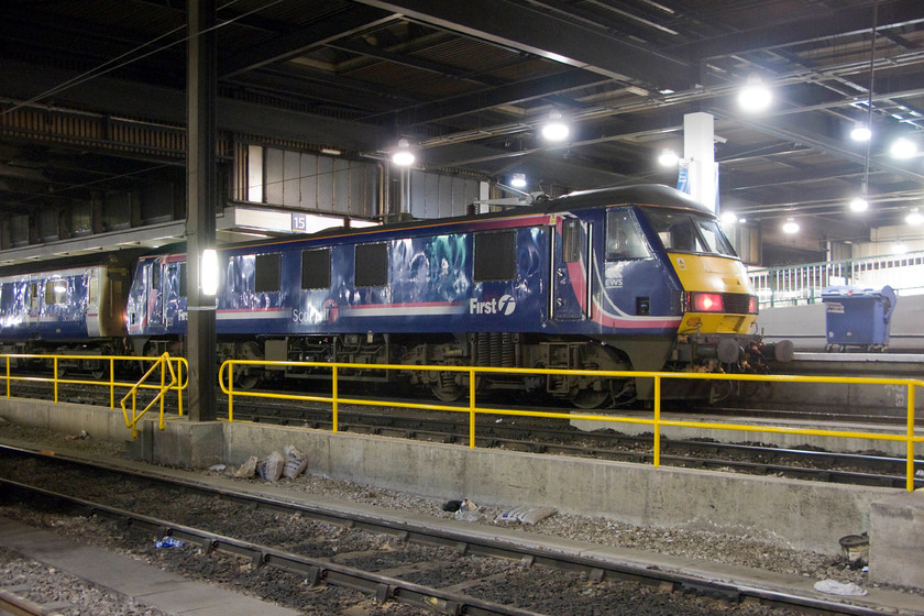 90019, SR 19.34 Wembley-London Euston ECS (5S95), London Euston station 
 Having arrived back at Euston late in the evening, 90019 is seen on the blocks having brought the 19.34 ECS working in from Wembley. 
 Keywords: 90019, SR 19.34 Wembley-London Euston ECS (5S95), London Euston station