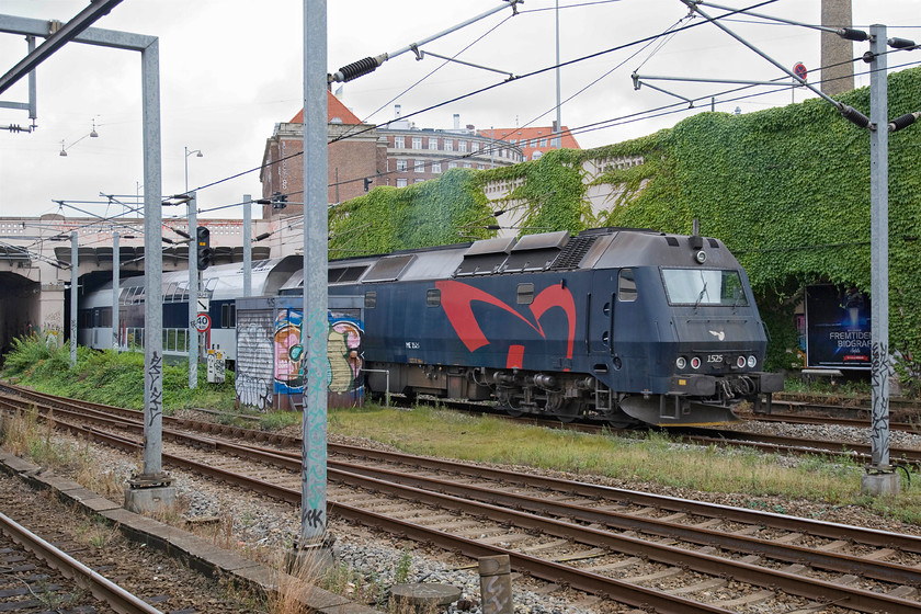 1525, 07.58 Kalundborg-sterport, Vesterport S-Line station 
 Standing on Vesterport's S-Line (an urban-suburban rail network serving the Copenhagen urban area) platform 1525 is seen propelling the rear of the 07.58 Kalundborg to sterport service. The S-Line and heavyweight trains are semi-submerged here as they leave to the north of Copenhagen Central station going in and out of a series of tunnels. 
 Keywords: 1525 07.58 Kalundborg-sterport Vesterport S-Line station DSB ME