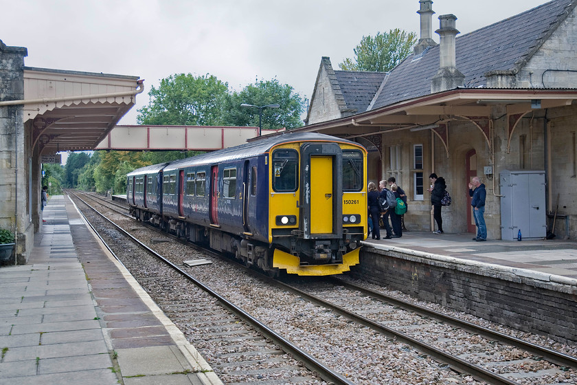 150261, GW 12.51 Great Malvern-Weymouth (2O90), Bradford-on-Avon station 
 In a very similar position to where I was in 1978 taking.... https://www.ontheupfast.com/p/21936chg/25366029004/x37295-37234-sussex-downsman-ii-worcester but nearly forty years later, 150261 arrives at Bradford-on-Avon station working the 12.51 Great Malvern to Weymouth service. This service was about to boarded by many school children from my old school St. Lawrence (or Trinty secondary modern as it was when I left in 1980) 
 Keywords: 150261 12.51 Great Malvern-Weymouth 2O90 Bradford-on-Avon station First Great Western