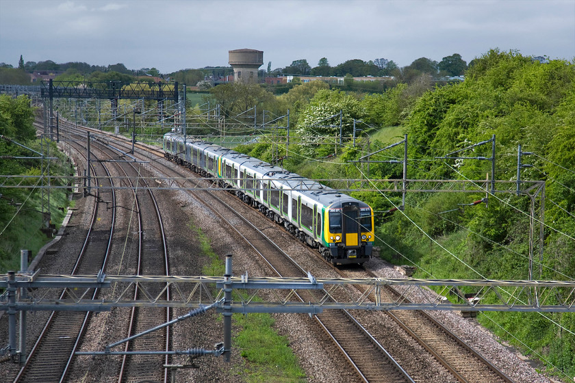 350371 & 350110, LM 13.37 Crewe-London Euston (1U34), Victoria bridge 
 350371 leads 350110 past Victoria bridge with the village of Roade seen in the background. The pair of Desiros are working the Sunday afternoon 13.37 Crewe to Euston that has travelled via Northampton rather than taking the Weedon line as iut would normally do. 
 Keywords: 350371 350110 13.37 Crewe-London Euston 1U34 Victoria bridge Desiro