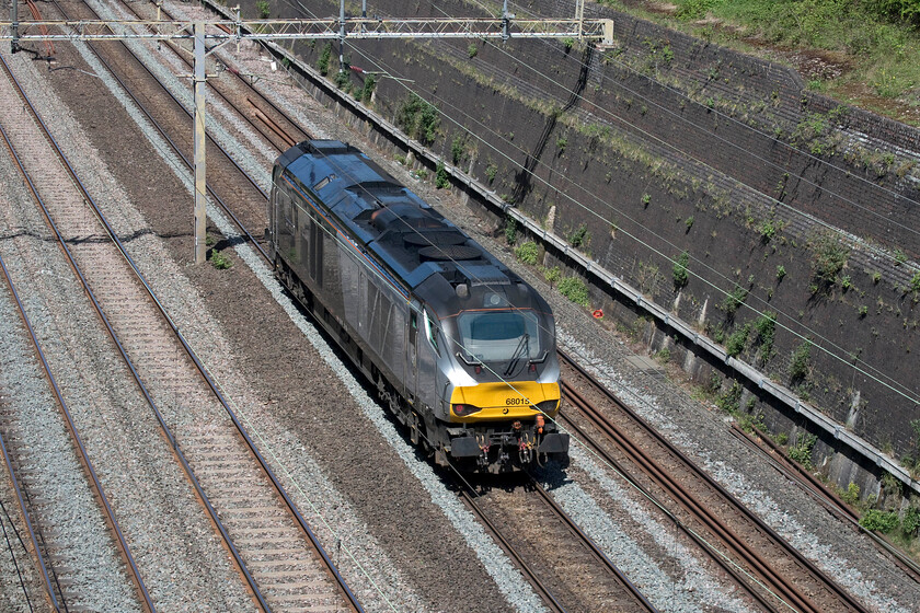 68015, 09.32 Wembley Yard-Crewe Gresty Bridge (0K68, 62E), Roade cutting 
 68015 'Kev Helmer' runs light engine through Roade cutting as the 0K68 0932 Wembley Yard to Crewe Gresty Bridge move. This is a regular Saturday morning turn with the Chiltern branded (but DRS owned) locomotive returning to Crewe for maintenance and an exam. A balancing working heads in the other direction on the same day. 
 Keywords: 68015 09.32 Wembley Yard-Crewe Gresty Bridge 0K68 Roade cutting Kev Helmer