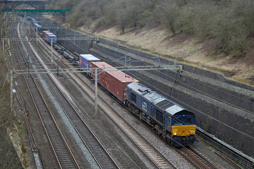 66431, 13.09 DIRFT-Ripple Lane (4L48), Roade Cutting 
 66431 toils on the up-grade through Roade Cutting heading the regular Sunday 13.09 Daventry (DIRFT) to Prufleet Freightliner. Whilst its timetabled start time varies slightly from time to time, it always runs as 4L48. Note, on this particular Sunday it was only shown as running as far as Ripple Lane; not quite sure why? 
 Keywords: 66431 13.09 DIRFT-Ripple Lane 4L48 Roade Cutting