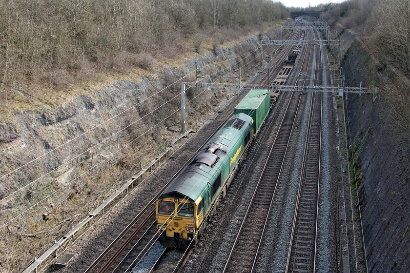 66556, 07.50 Felixstowe North-Lawley Street (4M94, 56L), Roade cutting 
 The 4M94 07.50 Felixstowe to Lawley Street Freightliner service passes through Roade cutting with 66556 leading. There was a fair amount of fresh air being dragged along by this engine with some boxes towards the rear of the train. 
 Keywords: 66556 07.50 Felixstowe North-Lawley Street 4M94 Roade cutting Freightliner