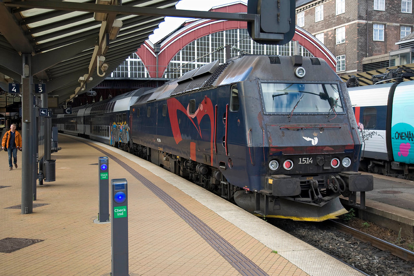 1514, 15.41 Nykbing Falster-sterport, Copenhagen Central station 
 With its tail lights illuminated 1514 is pushing at the rear of the 15.41 Nykbing Falster to sterport service at Copenhagen Central station. This particular locomotive received substantial front end damage when just two years old in June 1983 after an accident with fellow class member 1517 observed later in the afternoon, see....https://www.theimagefile.com/?Action=MF&sa=editfile&id=28999082804 . Notice the graffiti to the stock in this image, the work of these vandals seemed to be a particular problem on DSB. 
 Keywords: 1514 15.41 Nykbing Falster-sterport Copenhagen Central station DSB Class ME